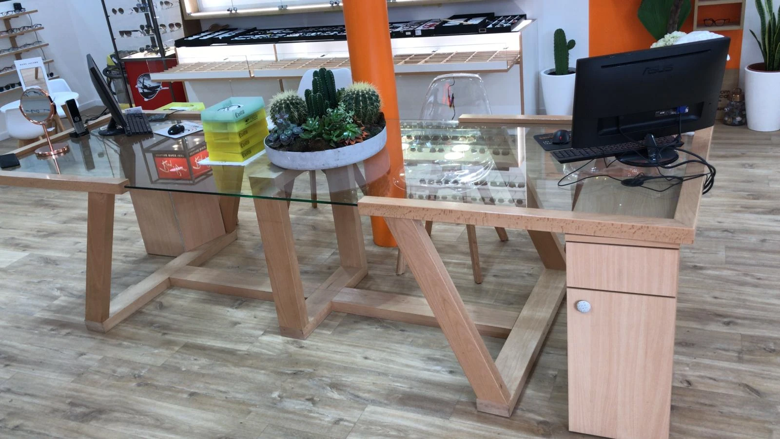 Bureau commercial avec mobilier bois sur-mesure - BATINOVA