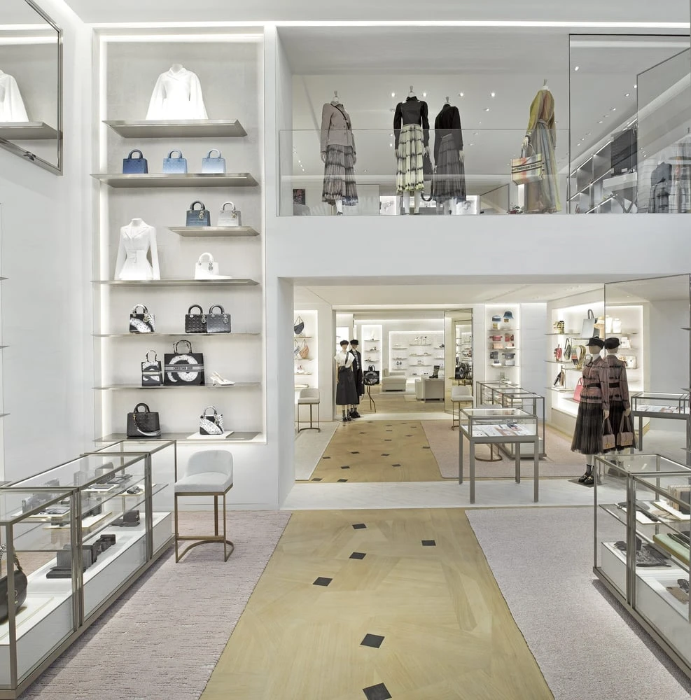 Boutique retail luxe - Étagères vitrées sur mesure et présentoirs haut de gamme - BATINOVA