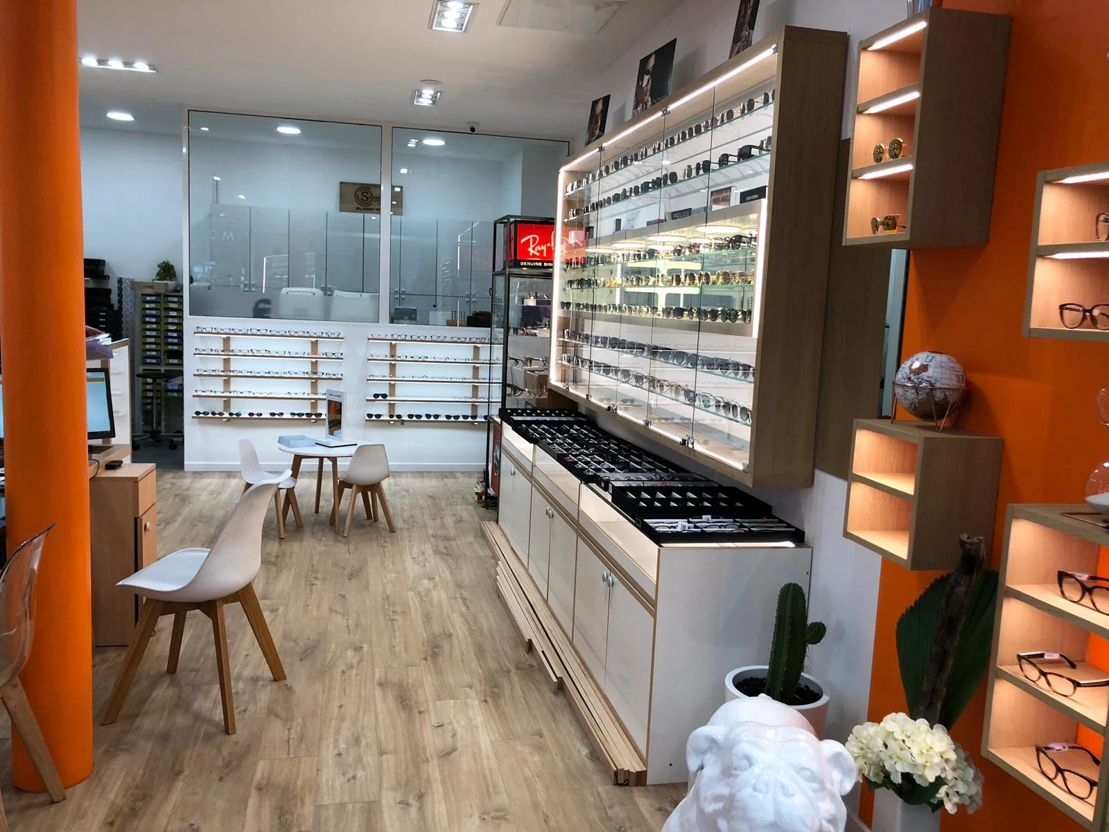 Boutique d'optique complète - Agencement clé en main avec cabine d'essayage vitrée - BATINOVA