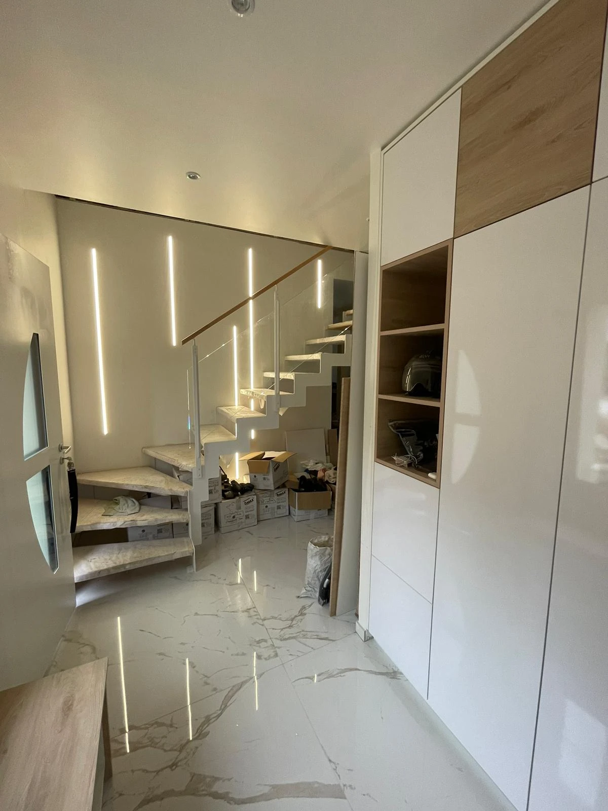 Escalier moderne avec éclairage LED et agencement - BATINOVA
