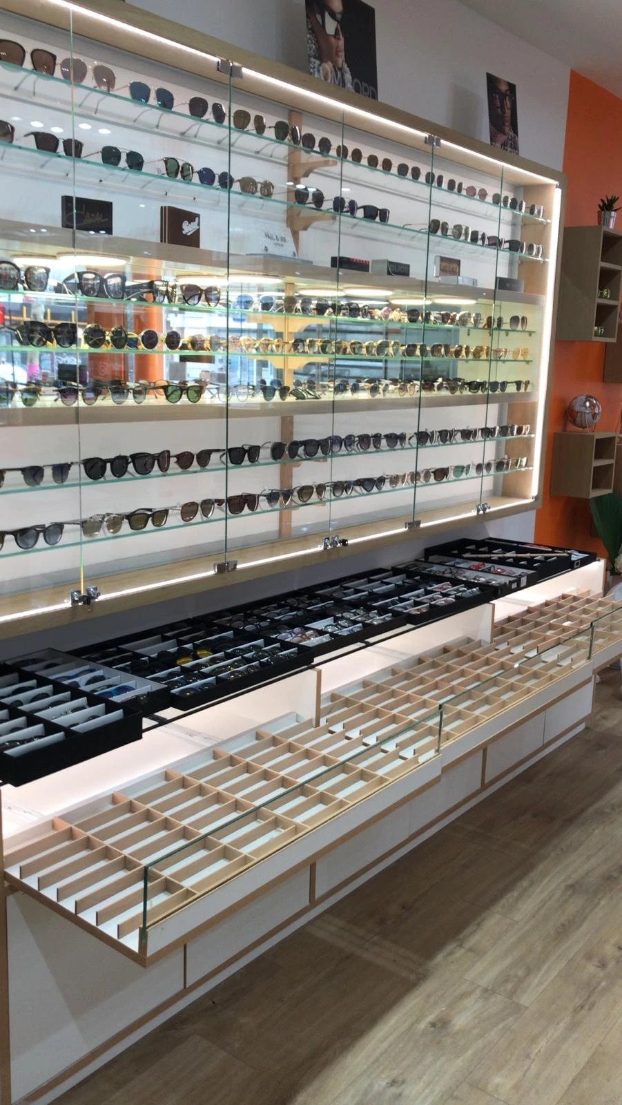Boutique d'optique - Étagères vitrées rétro-éclairées et présentoirs design - BATINOVA