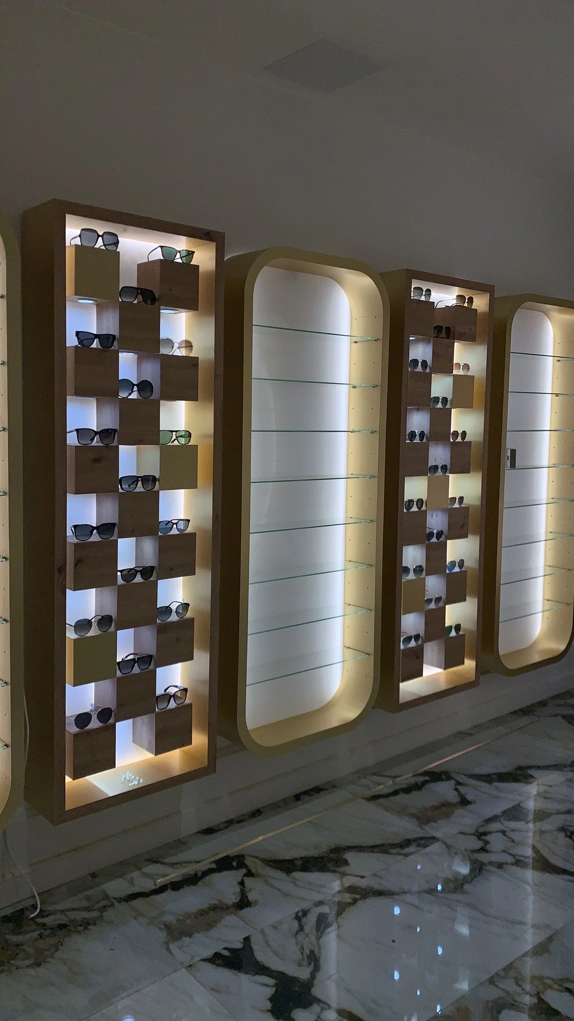 Showroom optique - Menuiserie sur mesure avec éclairage LED intégré - BATINOVA