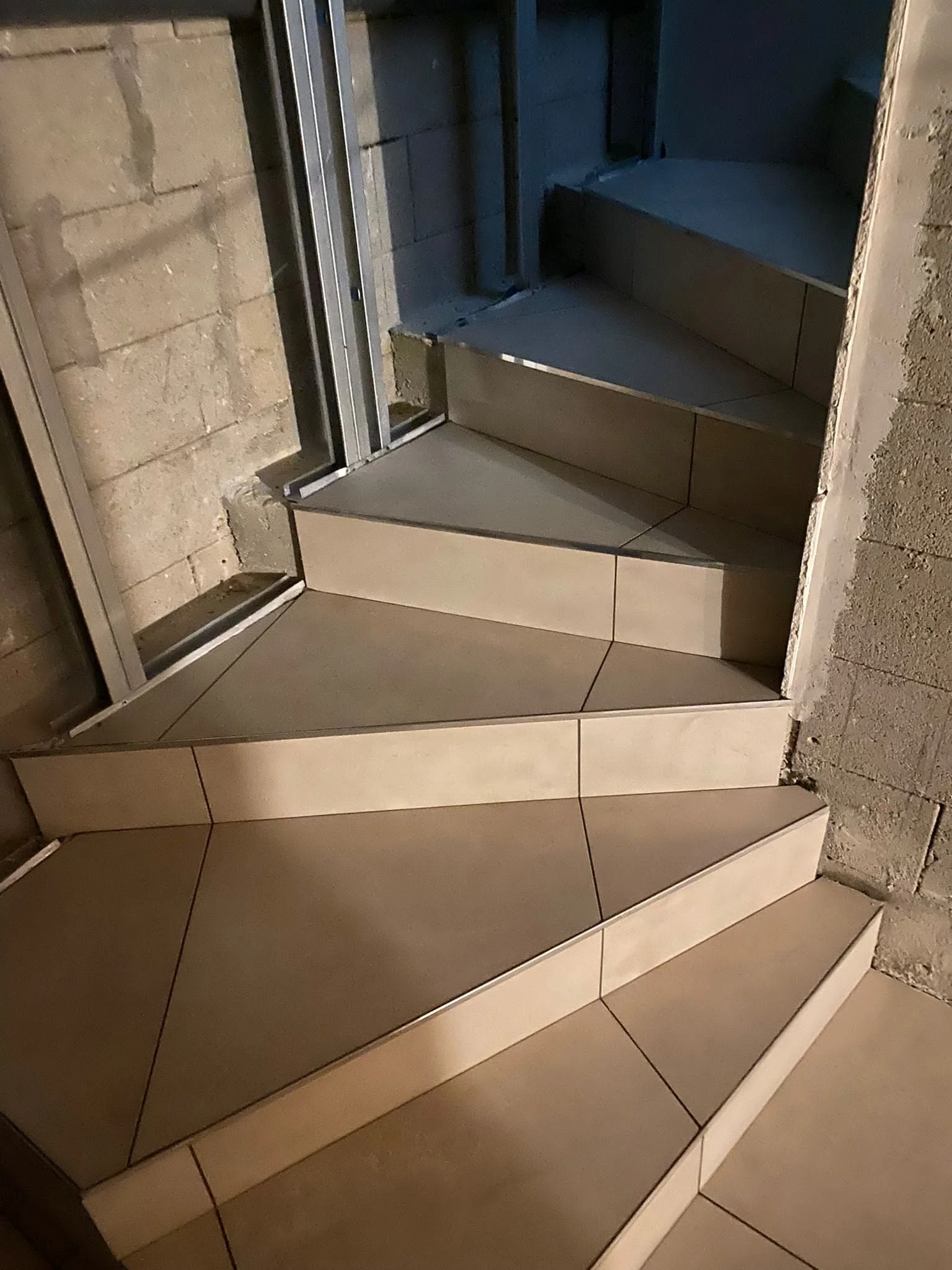 Escalier carrelage grand format pose millimétrée - BATINOVA
