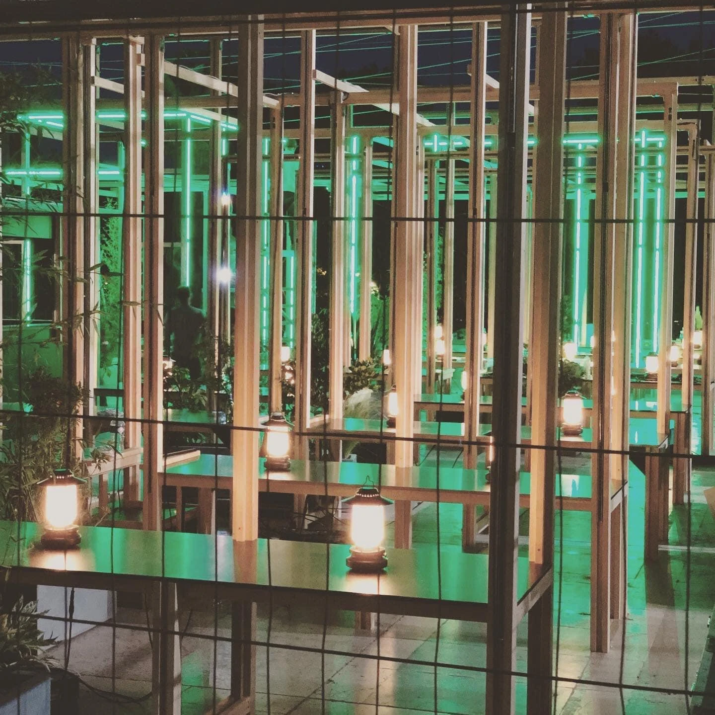 Séparation bois design avec éclairage LED pour restaurant - BATINOVA