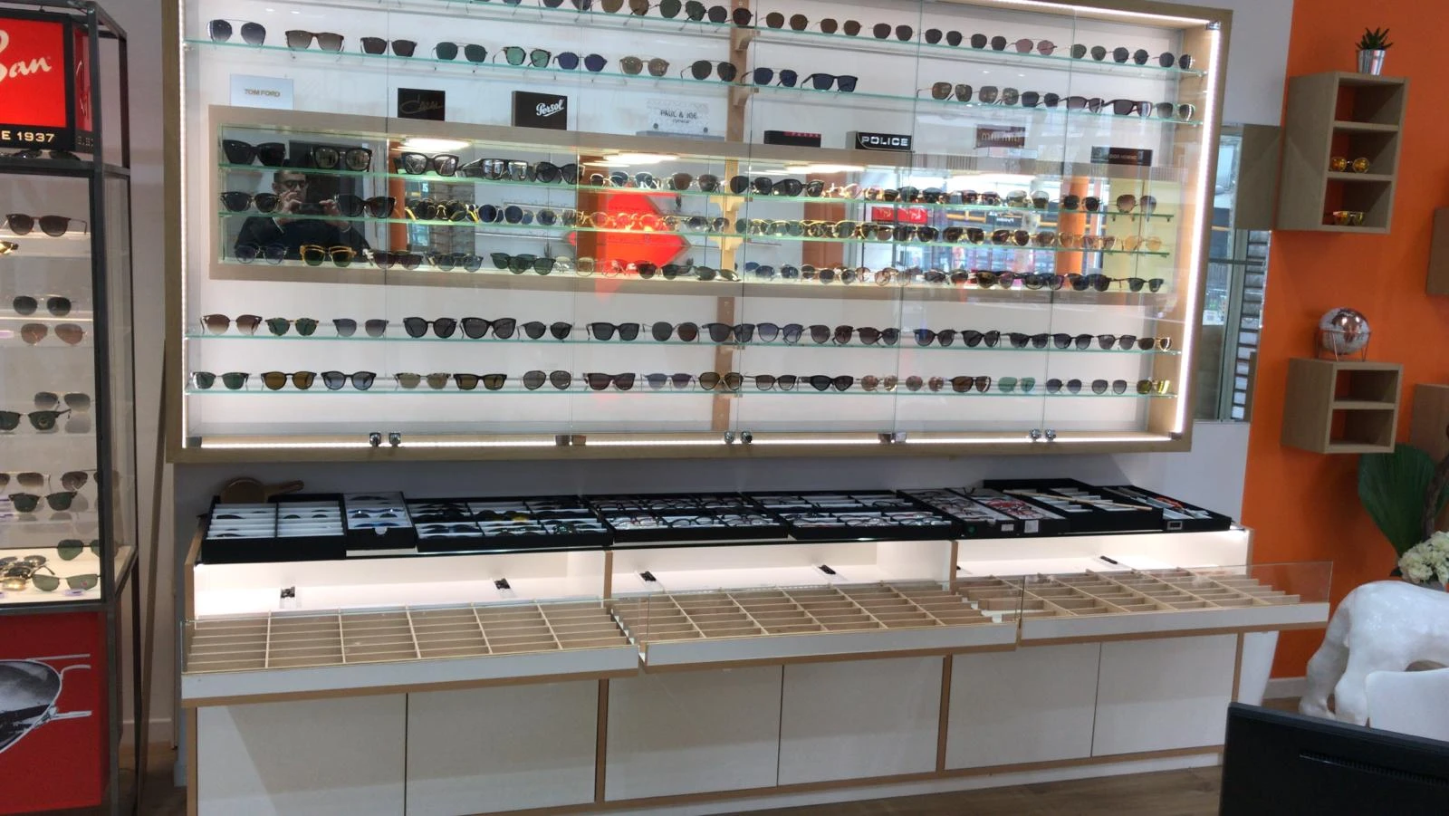 Aménagement magasin optique avec présentoirs sur-mesure - BATINOVA