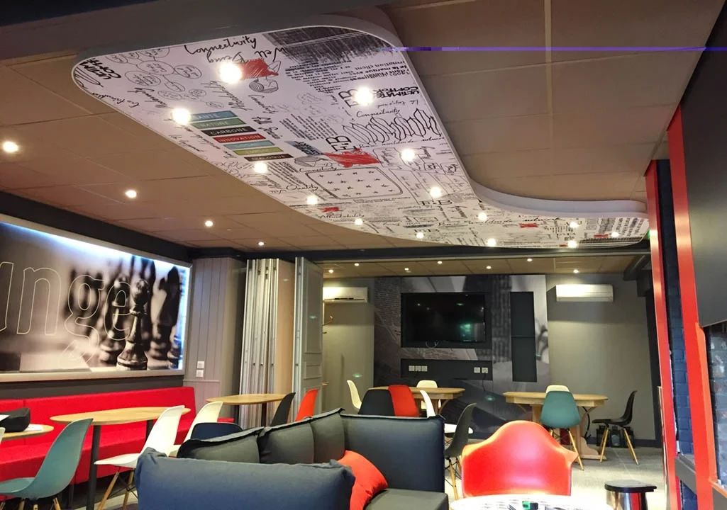 Restaurant moderne - Plafond design et aménagement salle de réception - BATINOVA