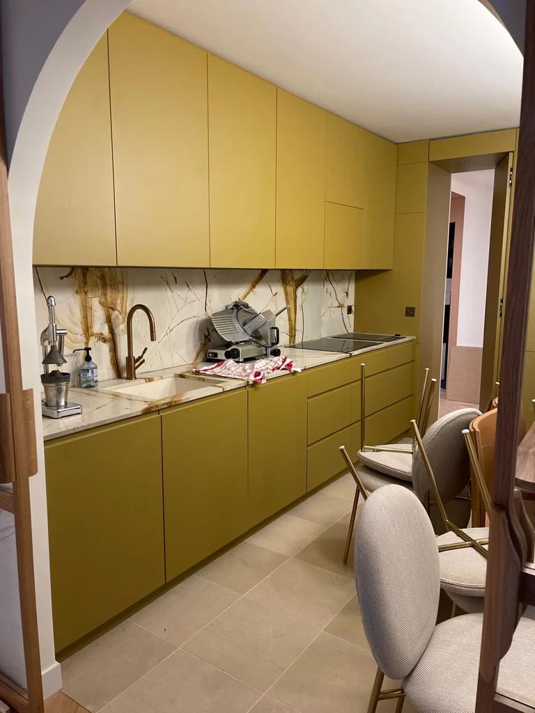 Cuisine design jaune avec crédence marbre sur-mesure - BATINOVA
